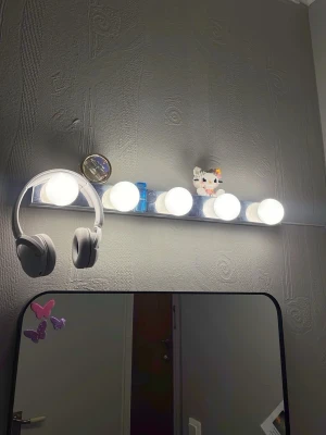 Sminkspegelbelysning - Snygg väggmonterad sminkspegelbelysning med fem runda LED-lampor på en metallist. Lamporna ger ett starkt och jämnt ljus, perfekt för sminkning eller styling. Modern design i vitt och silver som passar in i de flesta rum. Monteras enkelt på väggen.