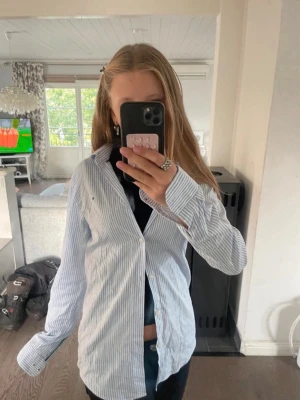 Blårandig skjorta med knappar - Klassisk blårandig skjorta med vit bas och tunna blå ränder. Skjortan har långa ärmar, krage och knäppning framtill. Köpt på Sellpy, men jag har aldrig använt den💗