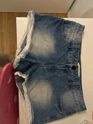 Jeansshorts  - Jeansshorts i storlek S/M, midjemått: 70-75. De är för små för mig och kommer inte till användning. Jätte fina med lite spets nertill.