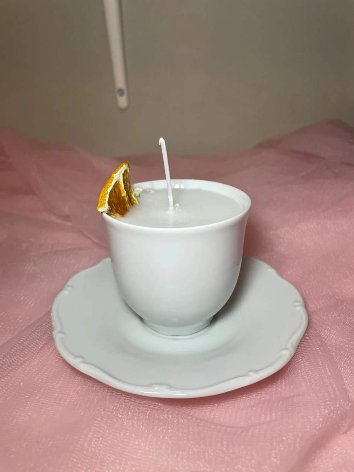 Doftljus med vaniljdoft i en vit tekopp  - 1