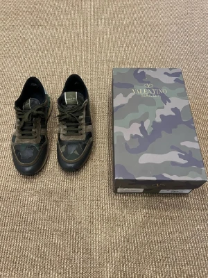 Valentino Rockrunner camo sneakers - Säljer ett par riktigt feta valentino rockrunners som är i storlek 43! Skicket är 8/10 det ända är ett hål i hälen men inget som syns! Kom dm för mer bilder och pris kan diskuteras vid snabb affär!