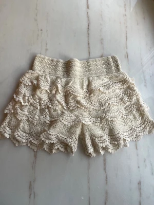 Spets shorts - Beiga spets shorts, står inte någon storlek men passar xs-m