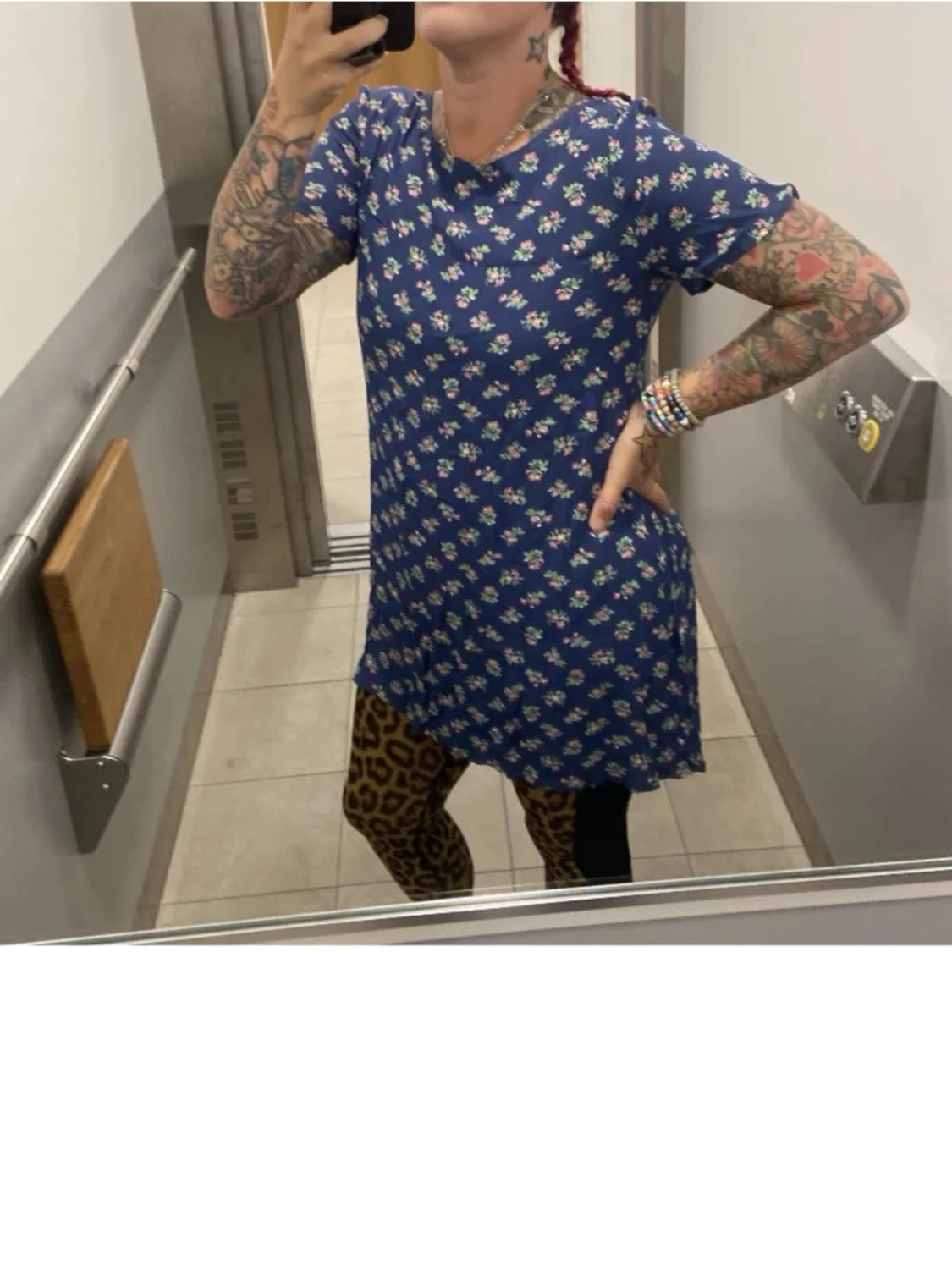 Blå blommig kortklänning - 1