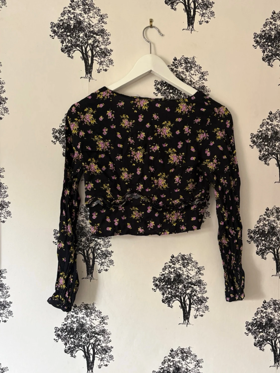 Blommig croppad blus med volang - 1