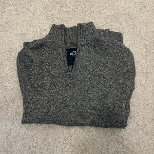 Grå stickad half zip-tröja Hollister - Säljer en gråmelerad stickad tröja från Hollister i storlek S. Tröjan har ribbad krage och half zip-dragkedja framtill, samt långa ärmar. Perfekt för dig som gillar enkel och stilren look med lite sportig vibe. Skick 9,5/10. Om du har frågor så är det bara att skriva 