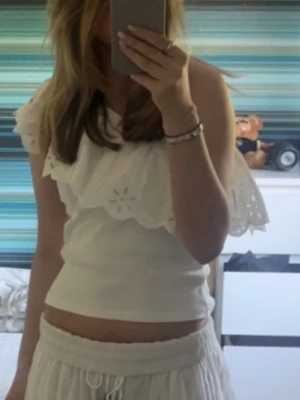 Vit offshoulder topp med volang - Söt vit offshoulder topp med bred volangkant och broderade detaljer. Storlek 164 men passar S. Skriv för fler bilder💝