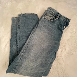 Blå jeansbyxor - Säljer ett par zara jeans i mycket bra skick. Raka i benen. Skriv för fler bilder. Använda max 2 gånger