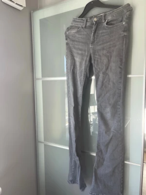 Grå bootcut jeans med låg midja - Grå bootcut jeans från only,stretchiga i materialet. Storlek 36