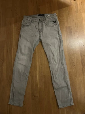 Ljusgrå slim jeans från Replay - Säljer ett par ljusgrå slim fit jeans från replay i storlek 30 W 30 L! Jeansen är i fint skick förutom den lilla defekten på bild 3, vilket lätt går att sy igen! Nypriset ligger på ungefär 1500 men mitt pris är 649! Priset går att diskuteras vid snabba affär!