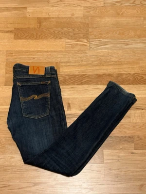Nudie Jeans - Säljer dessa archive Nudie jeans då de ej passade mig. Modell Grim Trim, W31 L34. Jeansen är i bra skick inga defekter. Pris 499kr, pris kan alltid disktuteras hör av er vid frågor eller funderingar. Mått 41cm midja t midja. Längd 100cm.