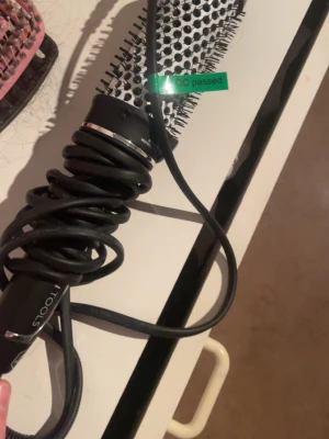 Björn Axén Tools varmluftsborste - Säljer en svart värmeborste från Björn Axén. Borsten har rund form med vita och svarta piggar och ett långt sladdfäste. Perfekt för att styla och forma håret snabbt och smidigt. Tror den är i den mellan stora storleken. Köp sker via köp nu‼️använd endast 3ggr 