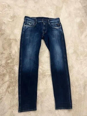Mörkblå jeans Replay Anbass - Prisen kan diskuteras 