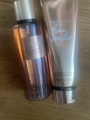 Victoria's Secret Bare Vanilla set - Säljer ett set med Victoria's Secret Bare Vanilla, innehållande en parfymmist och en matchande body lotion. Båda har en lyxig, guldig och transparent design med vaniljdoft. Perfekt för dig som älskar söta och mjuka dofter.