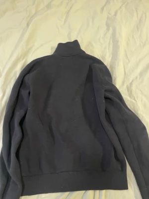 Mörkblå Full Zip - En mörkblå Fullzip från bläck. Använd fåtal gånger och i otroligt bra skick!