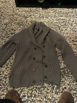 Cardigan - Skit snygg och skön cadigan från hm i strl xs, hör av dig vid funderingar!🤩🙌