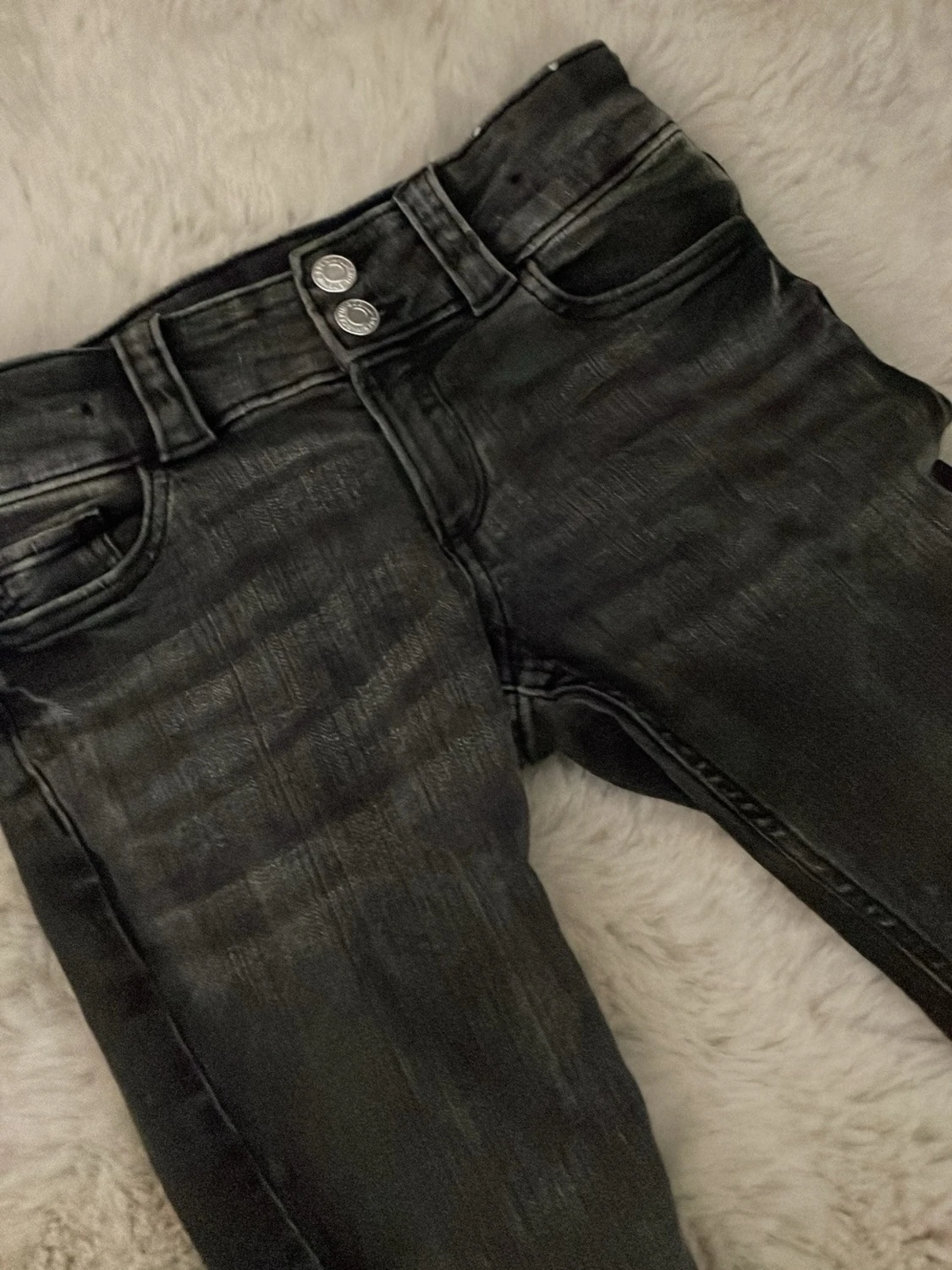 Grå utsvängda  jeans med tvättad look - 2