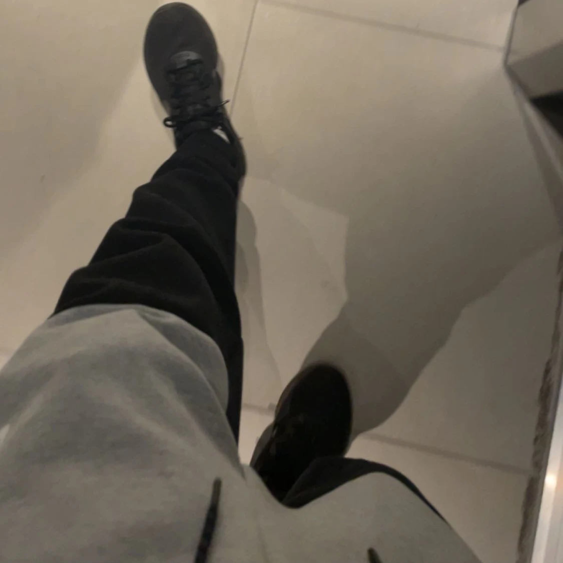 Svart/Grå Nike tech fleece byxor - 90