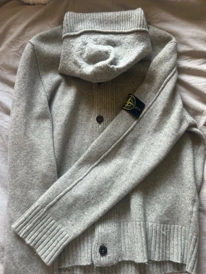 STONE ISLAND(läs beskrivning) - As snygg Stone Island cardigan eller kofta vad man än nu vill kalla den.Storlek XL men på mig som är 170 skulle jag säga att den passar som M?pris kan diskuteras kom gärna med pris förslag,kom privat för mer frågor(ps helt oanvänd vintage) 