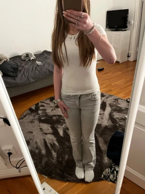 Ljusgråa low waist bootcut jeans - Grå Jeans från Gina tricot, bra passform, använd ett få tal gånger 💕