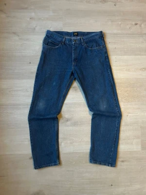 Blåa Lee Jeans Regular/Slim Fit W36 L32 - Fina Lee Jeans i blå färg. Jeansen är i mycket bra skick och sparsamt använda. |  Äkta som allt annat jag säljer! ✅ |  Storlek: W36 L32 | Skick: Mycket Bra Skick | Färg: Blå | Märke: Lee | Modell: Jeans |  Hör gärna av dig vid frågor så svarar jag så fort jag kan! 😁|  #jeans #grisch #archive #blå #man #herr #Lee #W36 #blue #l32  #slim  (Sku - 18)