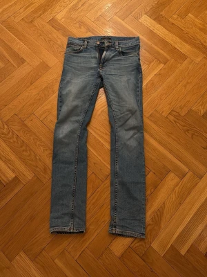 Jeans från Nudie Jeans - Snygga blå jeans från Nudie Jeans i modellen 'Lean Dean’. Jeansen är i väldigt bra skick!