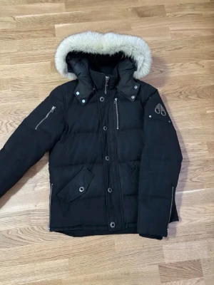 Svart moose knuckles  - Säljer då min moose knuckles pågrund av att jag ska köpa en annan jacka den e använd i 3år av förra ägaren och jag köpte den för cirka 2 månader sen, den e äkta men sliten, vi kan diskutera priset vid snabb affär 