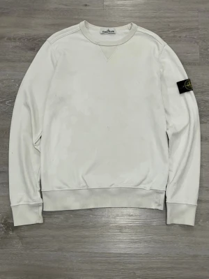 Stone Island Sweatshirt – Size M - Selling this clean and stylish Stone Island sweatshirt in excellent condition ✨ It is new and worn only a couple of times, so there are no marks, no flaws, and it looks like new. The sweatshirt is 100% authentic, complete with the original sleeve badge. Size: M Color: White 🤍 I will ship it immediately after purchase 📦💨