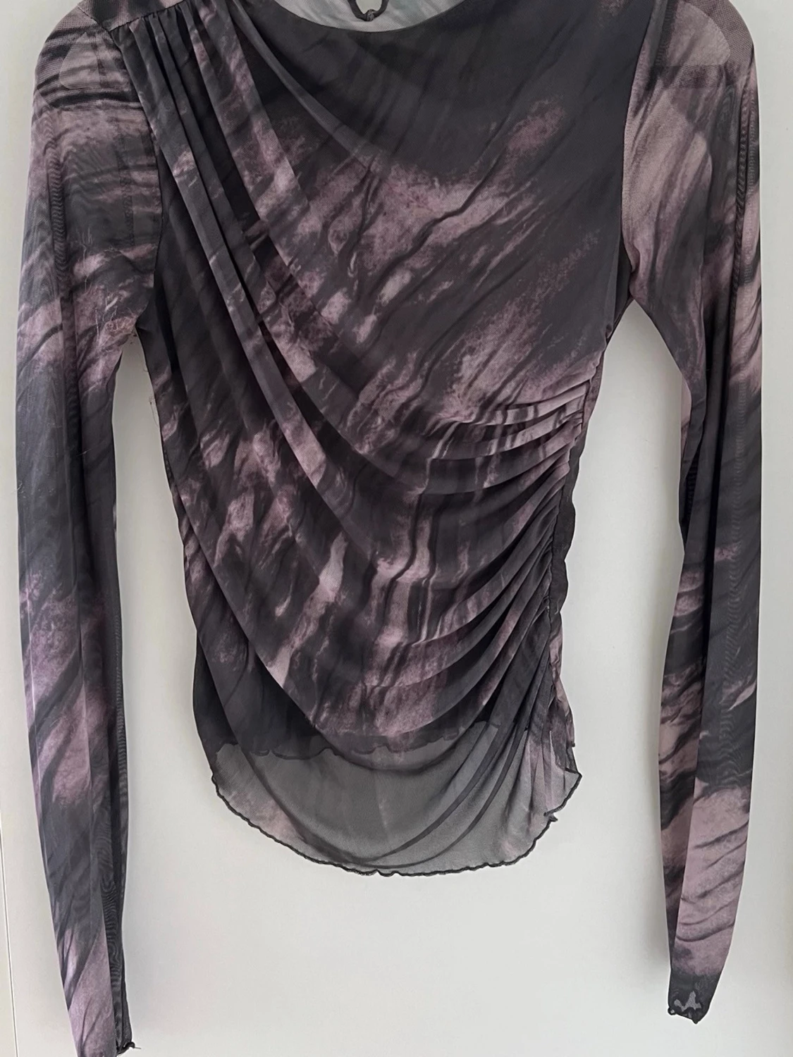 Långärmad mesh-topp med drapering