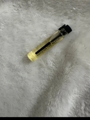 Coco On The Beach parfymprov - Litet parfymprov med gul vätska från Coco On The Beach. Kommer i ett smalt, genomskinligt glasrör med svart plastlock. Perfekt att ha med i väskan för en fräsch doft när som helst.