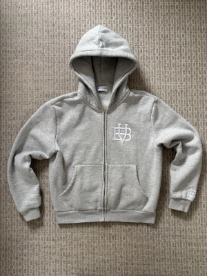Limiterade Grå zip hoodie från Bvaldi - Tja! Säljer denna riktigt snygga zip hoodie ifrån Bvaldi | Storlek S | Jag på bilden är 183! | Hör av er vid minsta lilla fundering🙌