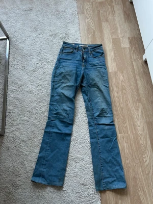 Levi’s jeans  - Blå jeans från Levis, uppsydda (jag är 166cm) passar storlek S, midwaist