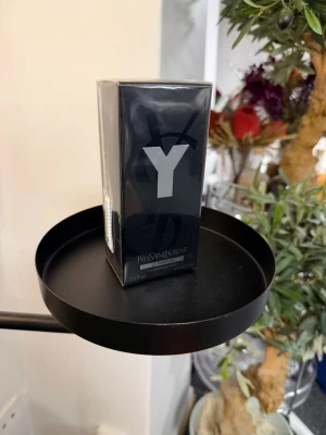 Yves Saint Laurent Y EdP 100ml - Yves Saint Laurent Y Eau de Parfum i svart och silver förpackning. Flaskan rymmer 100 ml och har en stilren, modern design med ett stort Y på framsidan. Perfekt för dig som gillar exklusiva och fräscha dofter.