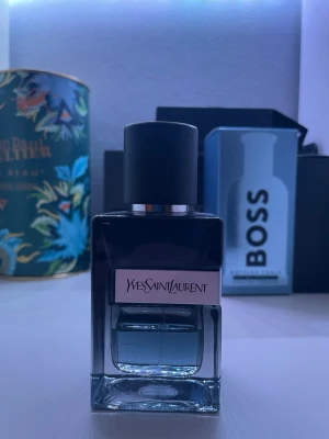 YSL Y EDP - Mängd enligt bild, kan sälja samples eller byta parfym. Kom om du har minsta lilla fråga! Checka gärna in min profil för kläder och parfym!📦