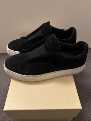 Axel Arigato skor  - Orginal Axel Arigato, storlek 39. Skick 8/10, går att rengöra och få de ännu fräschare 😊 köpta för 2,6 