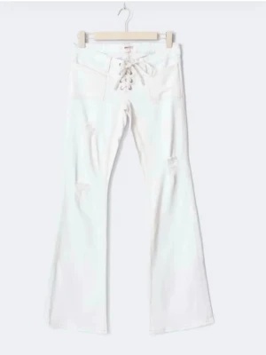 Vita utsvängda jeans med snörning - SÖKER ETT PAR SÅNA I XS - M spelar ingen rooool💖💖💖