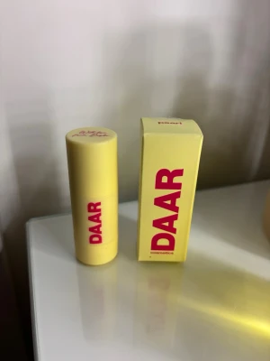 DAAR Cosmetics Pearl higligther - Higligther från DAAR Cosmetics i nyansen Pearl. Förpackningen är ljusgull med rosa text och har en modern, rundad form. Endast testad en gång så den är som ny!!