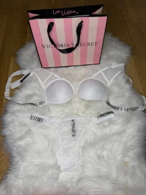Vita Victoria's Secret underkläder set - Vitt snyggt Victorias secret underkläder set i storlekarna 75B & M. De är helt oanvända och rena! 💞💞