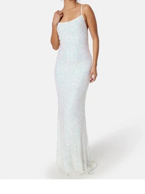 vit glittrig  balklänning - Supersnygg balklänning i vitt med glittrigt tyg, Perfekt för dig som vill sticka ut på bal eller fest, använd en gång