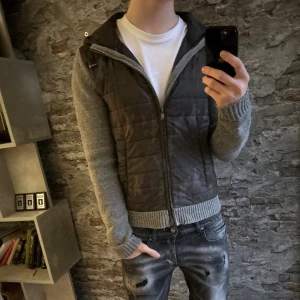 Stickad Cardigan - Acceptabelt skick, ett litet hål i armhålan men märks inte när man har på sig den. Storlek S passar dig som är mellan 175-185cm ungefär. Nypris ca 2000kr. Modellen är 185 cm, 79 kg. Passar bra nu till vintern. Skriv för mer information!🤝