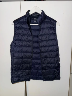 Mörkblå dunväst från Uniqlo - Säljer nu min dunväst som är i bra skick förutom att dragkedjan inte fungerar!
