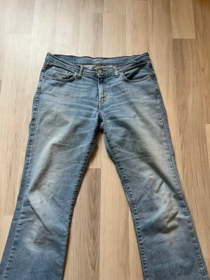 Ljusblåa bootcut jeans - Lågmidjade bootcut jeans. Bild tre för storleken🌟
