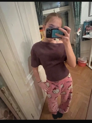 Topp med åtsittande midja - Perfekt för fest! Aldrig använd förutom när jag tog bilderna lol. 