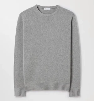 Grå stickad ull - Mjuk och stilren grå stickad tröja från Acne i ull. Klassisk rund halsringning och ribbade muddar vid ärmslut och nederkant. 