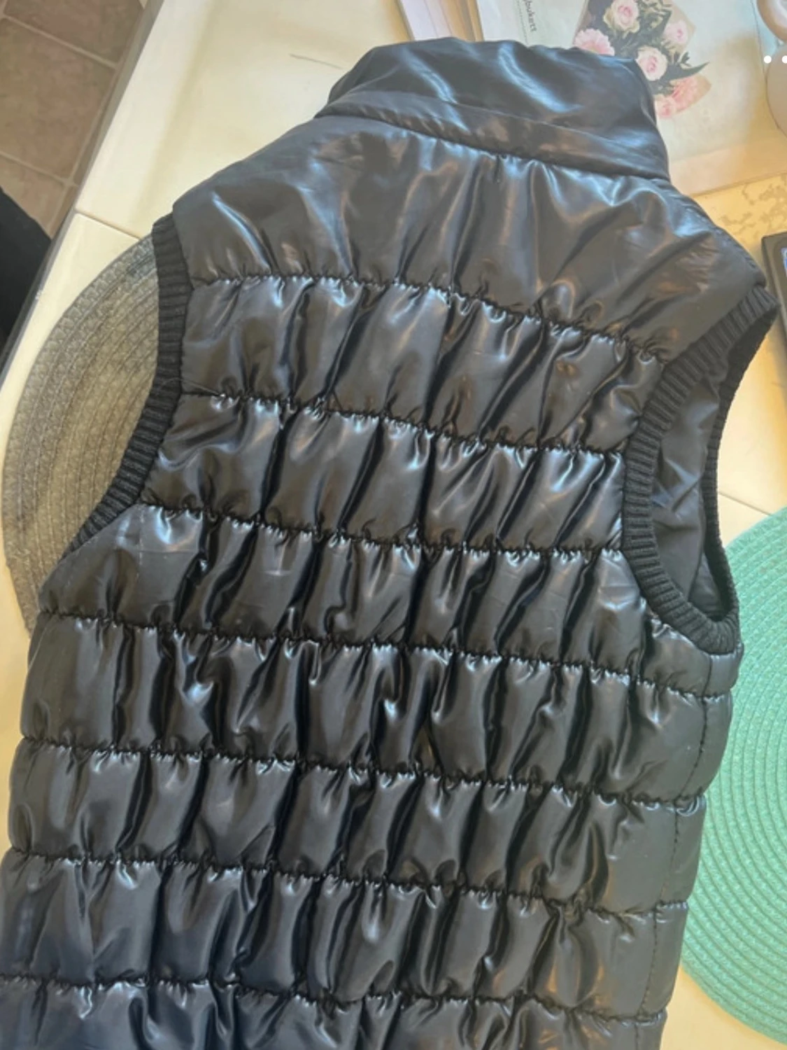 Svart glansig dunväst med dragkedjor - 1