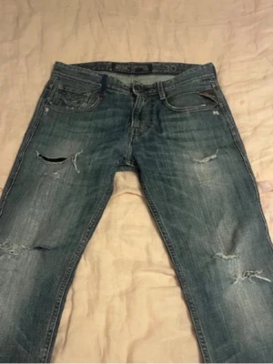 Replay anbass jeans - Tja säljer dessa as feta replay anbass jeans med snygga slitningar fram! Fint skick utan defekter! Storlek 30-32