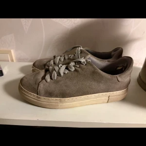 Bruna mockasneakers  - Bruna mockasneakers, skick 5/10. Passar för den som vill ha några skor att fixa till igen eller den som inte bryr sig om utseende. Perfekt att renovera! 