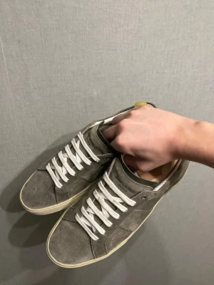 Saint Laurent skor - Säljer dessa tvär feta Saint Laurent skor som är i topp skick och i storlek 44, priset är bra men ej hugget i sten! Hör av er vid minsta fundering!😃😃