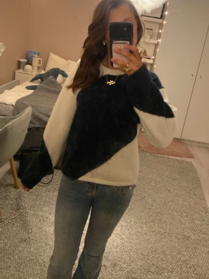 Tvåfärgad tröja ifrån Gina - Nästan i helt nyskick! Säljer pga den inte kommer till användning🫶🏼storlek - 170