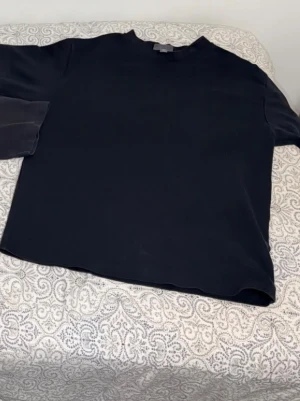 3st Svarta t-shirts (Moncler, Palm Angels och H&M) - Endast Palm Ängels är inte autentisk men jätte fin. Moncler säljes för 250kr (lite skrynklig), Palm Angels för 100kr och H&M för 50kr. Alla för 300kr. Storlek M på Moncler och H&M och storlek XS men oversized (passar mig med M) på Palm Angels.