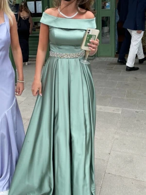 Balklänning - Otroligt fin och elegant balklänning. Den är sparsamt och försiktigt använd och den har inga tecken på användning. Otroligt bra material och kvalitet. Det glittriga midjebandet går att ta av om man inte vill ha den. Perfekt nu till sommaren då många har skolbal💓